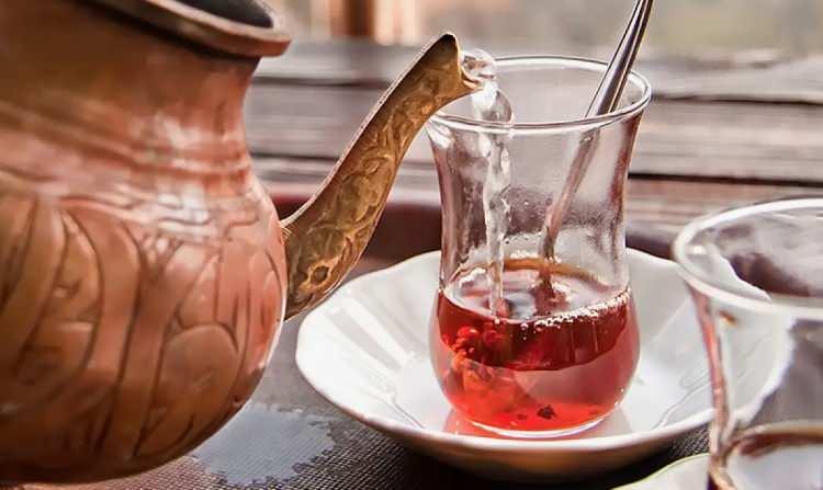 <p>G&ouml;ğne, &ldquo;Vatandaşın yaptığı en b&uuml;y&uuml;k yanlış &ouml;nce &ccedil;ayı demliğe koyması, sonra &uuml;zerine sıcak su d&ouml;kmesi. &Ccedil;ay pişmeden haşlanıyor ve yanıyor. B&ouml;yle demlenince tadı da acı oluyor. Soğuk suyla demlenen &ccedil;ayda b&ouml;yle bir sıkıntı olmuyor. Soğuk su, buharla 40-45 dakikada hazır hale geliyor&rdquo; ifadelerini kullandı.</p>

