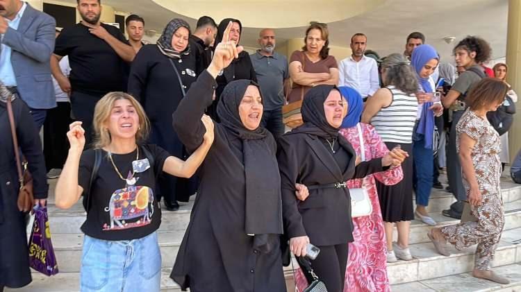 <p>Ancak ş&uuml;phelinin serbest kalmasına sanal medyada ve aile tarafından g&ouml;sterilen tepkilerin ardından hakkında yeniden yakalama kararı &ccedil;ıkarıldı.</p>

<p>Gaziantep&rsquo;e ka&ccedil;maya &ccedil;alışırken polis tarafından yakalanan Aksoy, sevk edildiği n&ouml;bet&ccedil;i mahkeme tarafından tutuklandı.</p>
