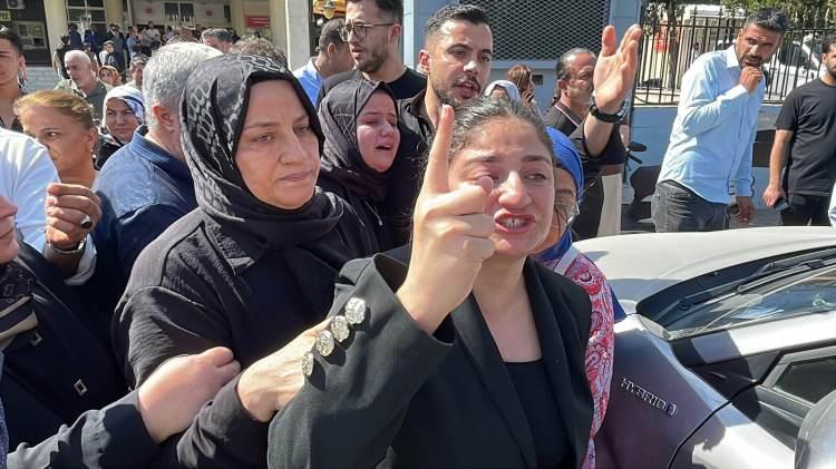 <p><span style="color:#B22222"><strong>"ADALET YERİNİ BULANA KADAR DURMAYACAĞIZ"</strong></span></p>

<p><br />
Duruşma &ouml;ncesinde a&ccedil;ıklama yapan Muhammed Kendirci&rsquo;nin annesi Nebihe Kendirci, oğlunun &ouml;l&uuml;m&uuml;n&uuml;n &lsquo;şaka&rsquo; veya &lsquo;kaza&rsquo; olarak değerlendirilmesine tepki g&ouml;sterdi. Kendirci,<strong><em> "12 bar basın&ccedil;lı bir &ouml;l&uuml;m makinesiyle evladımızı bizden alanların hak ettiği cezayı alması i&ccedil;in adaletin takip&ccedil;isiyiz. T&uuml;m duyarlı kamuoyunu, &ccedil;ocuk hakları savunucularını ve adalete inanan herkesi sesimize ses olmaya &ccedil;ağırıyoruz. Sessiz kalmayın. Adalet yerini bulana kadar durmayacağız"</em></strong> dedi.</p>
