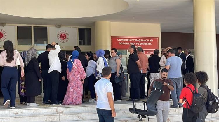 <p>Mahkeme heyeti Habip Aksoy'un tutukluluk halinin devamına karar verip duruşmayı erteledi. Sanık ve avukatının adli kontrol ve ev hapsi talebine Kendirci ailesi duruşma sonunda tepki g&ouml;sterdi. Kendirci ailesi &uuml;yeleri, duruşmanın ardından adliye &ouml;n&uuml;nde zaman zaman fenalaştı.</p>

<p>​</p>
