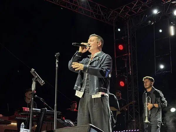 <p><strong>Ge&ccedil;tiğimiz g&uuml;nlerde Edirne konserinde seyircisiyle yaşadığı tartışmayla g&uuml;ndeme gelen &uuml;nl&uuml; şarkıcı Oğuzhan Ko&ccedil;, bu kez de ev sahibiyle yaşadığı kira anlaşmazlığı nedeniyle magazin g&uuml;ndeminde.</strong></p>
