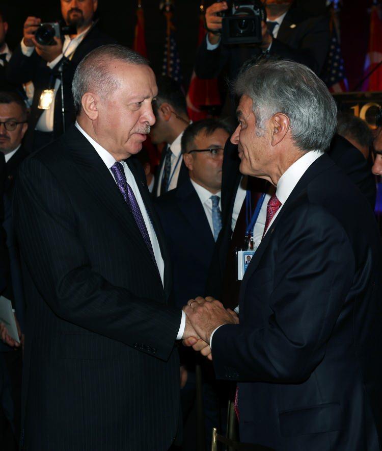 <p>Cumhurbaşkanı Erdoğan, etkinliğe katılan ABD Medicare ve Medicaid Hizmetleri Merkezleri (CMS) Y&ouml;neticisi Mehmet &Ouml;z ile bir s&uuml;re sohbet etti.</p>
