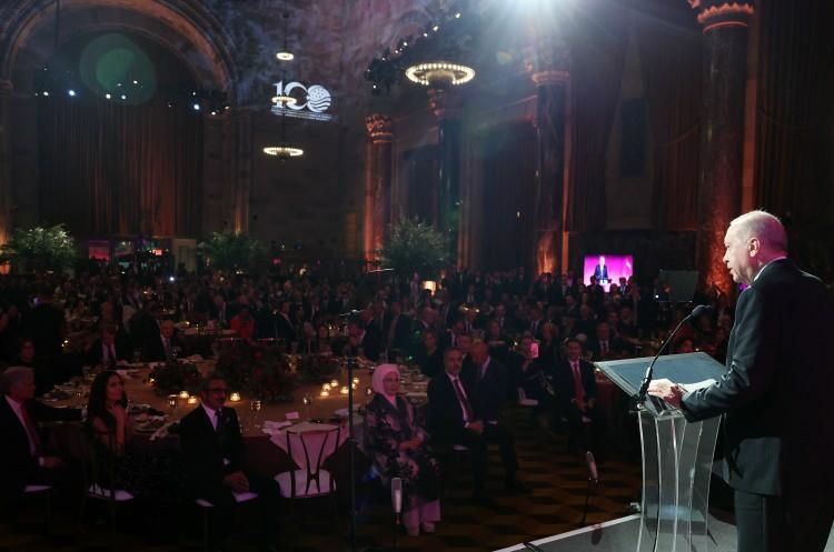 <p>Birleşmiş Milletler (BM) 81. Genel Kurulu dolayısıyla New York'ta bulunan Cumhurbaşkanı Recep Tayyip Erdoğan, "100 Yıllık Dostluk: T&uuml;rkiye-Amerika Birleşik Devletleri" etkinliğine katılarak konuşma yaptı.</p>
