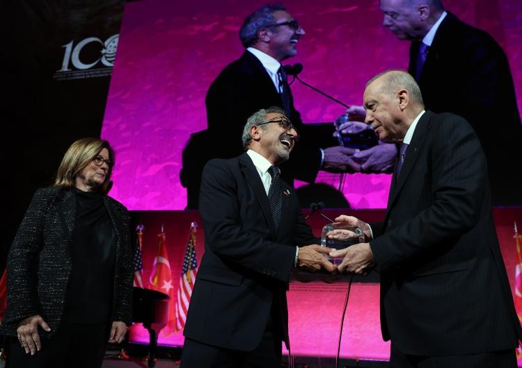 <p>Etkinliğe Chobani kurucusu ve CEO'su Hamdi Ulukaya da katıldı.</p>
