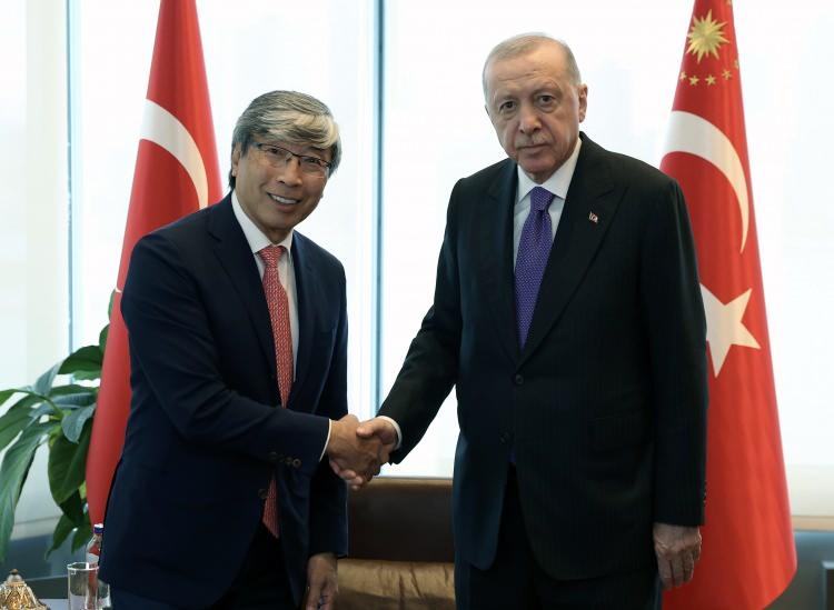 <p>Birleşmiş Milletler (BM) 81. Genel Kurulu dolayısıyla New York'ta bulunan Cumhurbaşkanı Recep Tayyip Erdoğan, T&uuml;rkevi'nde temasları kapsamında Doktor Patrick Soon-Shiong ile g&ouml;r&uuml;şt&uuml;.</p>

<p>&nbsp;</p>
