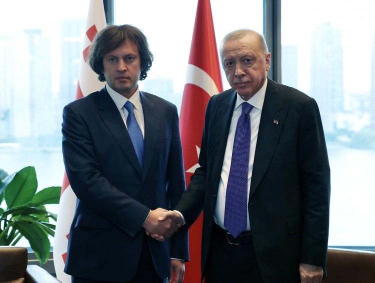 <p>Cumhurbaşkanı Recep Tayyip Erdoğan, Birleşmiş Milletler (BM) 81. Genel Kurulu dolayısıyla bulunduğu New York'taki T&uuml;rkevi'nde, G&uuml;rcistan Başbakanı İrakli Kobakhidze'yi kabul etti.</p>

<p>&nbsp;</p>
