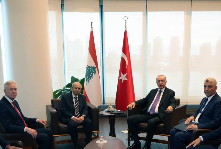 <p>Cumhurbaşkanı Recep Tayyip Erdoğan, Birleşmiş Milletler (BM) 81. Genel Kurulu dolayısıyla bulunduğu New York'taki T&uuml;rkevi'nde, L&uuml;bnan Başbakanı Nevvaf Selam'ı kabul etti. G&ouml;r&uuml;şmede, Ticaret Bakanı &Ouml;mer Bolat da hazır bulundu.</p>

<p>&nbsp;</p>
