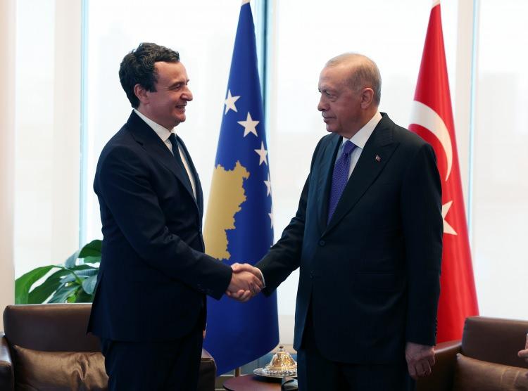 <p>Cumhurbaşkanı Recep Tayyip Erdoğan, Birleşmiş Milletler (BM) 81. Genel Kurulu dolayısıyla bulunduğu New York'taki T&uuml;rkevi'nde, Kosova Başbakanı Albin Kurti'yi kabul etti.</p>

<p>&nbsp;</p>
