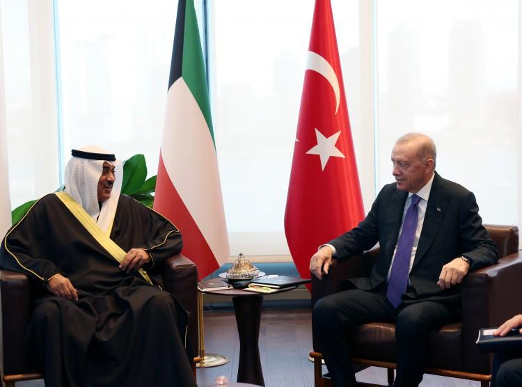 <p>Cumhurbaşkanı Recep Tayyip Erdoğan, Birleşmiş Milletler (BM) 81. Genel Kurulu dolayısıyla bulunduğu New York'taki T&uuml;rkevi'nde, Kuveyt Veliaht Prensi Şeyh Sabah Khaled Al-Hamad Al-Sabah'ı kabul etti.</p>

<p>&nbsp;</p>
