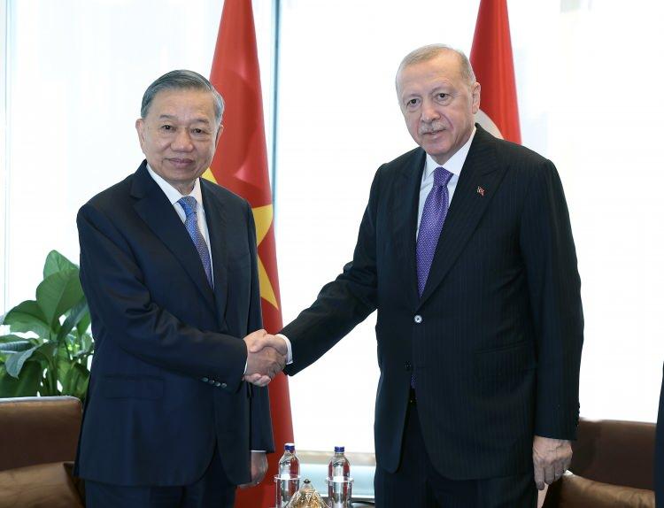 <p>Cumhurbaşkanı Recep Tayyip Erdoğan, Birleşmiş Milletler (BM) 81. Genel Kurulu dolayısıyla bulunduğu New York'taki T&uuml;rkevi'nde Vietnam Devlet Başkanı To Lam ile g&ouml;r&uuml;şt&uuml;.</p>

<p>&nbsp;</p>

