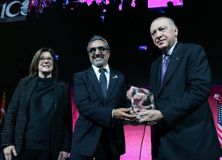 <p>Cumhurbaşkanı Erdoğan, New York'ta ABD'li yatırımcılara T&uuml;rkiye'ye yatırım &ccedil;ağrısı yaparak <em><strong>"T&uuml;rkiye'ye yatırım yapan hep kazan&ccedil;lı &ccedil;ıkmıştır" dedi. Erdoğan, ABD'de Chobani markasıyla tanınan T&uuml;rk iş insanı Hamdi Ulukaya'ya da k&uuml;rs&uuml;den seslenerek &ldquo;Seni de bekliyoruz&rdquo;</strong></em> dedi.</p>

