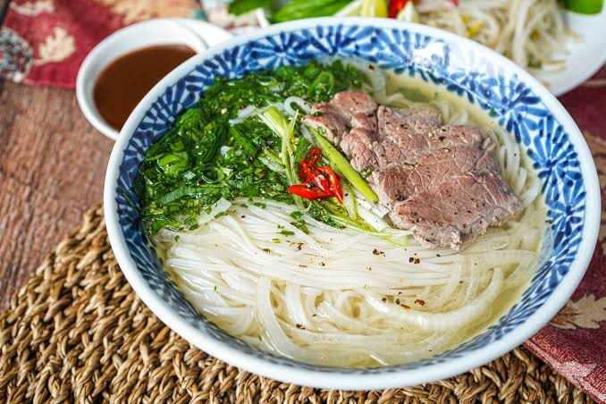 <p><strong><span style="color:#B22222">14- VİETNAM:</span></strong></p>

<p><strong>PHỞ B&Ograve;</strong></p>
