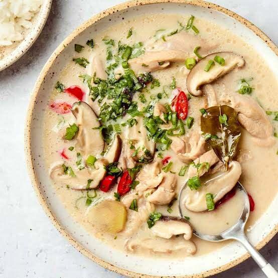 <p><span style="color:#B22222"><strong>7- TAYLAND:</strong></span></p>

<p><strong>TOM KHA GAİ</strong></p>
