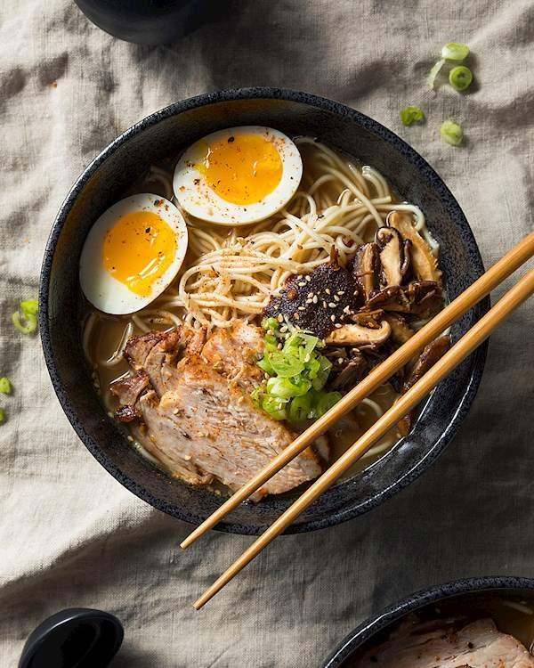 <p><span style="color:#B22222"><strong>5- JAPONYA: </strong></span></p>

<p><strong>TONKOTSU RAMEN</strong></p>
