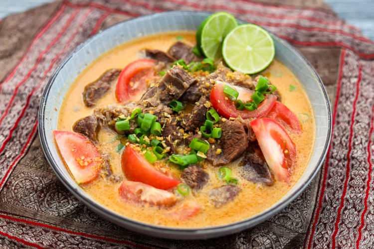 <p><strong><span style="color:#B22222">3- ENDONEZYA, JAKARTA:</span></strong></p>

<p><strong>SOTO BETAWİ</strong></p>
