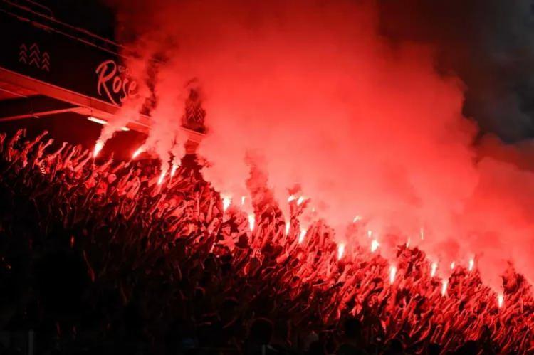 <p>Fakat sıralama, bazı T&uuml;rk futbolseverler tarafından tepki &ccedil;ekti.&nbsp;&nbsp;<br />
<br />
İşte o sıralama...</p>
