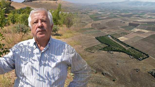 <p>Afyonkarahisarlı emekli &ouml;ğretmen <span style="color:#A52A2A"><strong><em>Necati G&uuml;nd&uuml;z'&uuml;n (69) </em></strong></span>bozkırın ortasına 42 dekar alanda kurduğu 4 bin ağa&ccedil;lı meyve bah&ccedil;esini g&ouml;ren g&ouml;zlerine inanamıyor. İşte G&uuml;nd&uuml;z'&uuml;n kullandığı y&ouml;ntem...</p>
