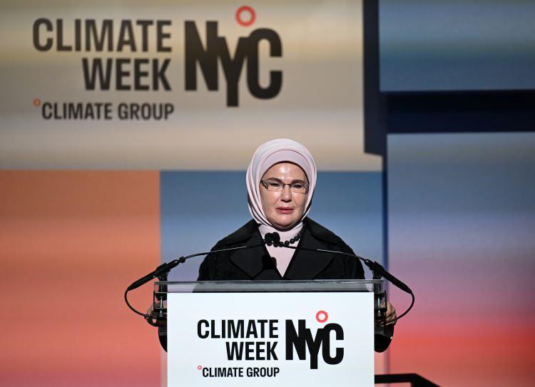 <p>Cumhurbaşkanı Recep Tayyip Erdoğan'ın eşi, Birleşmiş Milletler (BM) Sıfır Atık Y&uuml;ksek D&uuml;zeyli Şahsiyetler Danışma Kurulu Başkanı Emine Erdoğan, Emine Erdoğan, bir etkinlik alanında d&uuml;zenlenen New York İklim Haftası a&ccedil;ılış etkinliğine katıldı.&nbsp;</p>

<p>&nbsp;</p>
