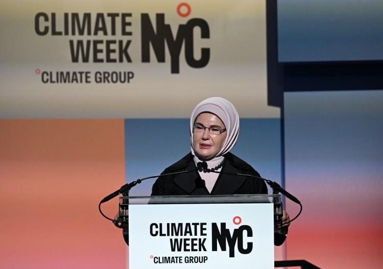 <p>Emine Erdoğan'ı, etkinlik alanına gelişinde Aile ve Sosyal Hizmetler Bakanı Mahinur &Ouml;zdemir G&ouml;ktaş, &Ccedil;evre, Şehircilik ve İklim Değişikliği Bakanı Murat Kurum, Sıfır Atık Vakfı Başkanı Samed Ağırbaş, Climate Group CEO&rsquo;su Helen Clarkson, Y&ouml;netim Kurulu Kıdemli &Uuml;yesi Emma Cox ile diğer yetkililer karşıladı.&nbsp;</p>

<p>&nbsp;</p>
