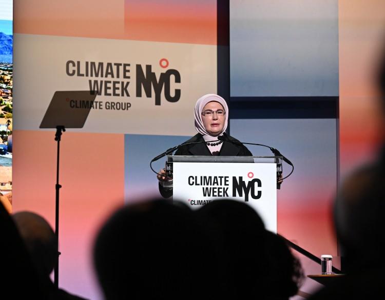 <p>New York İklim Haftası'nın, d&uuml;nya i&ccedil;in sorumluluk &uuml;stlenen insanları bir araya getiren bu &ouml;nemli buluşmasında bulunmaktan b&uuml;y&uuml;k memnuniyet duyduğunu ifade eden Emine Erdoğan, "İklim değişikliği, insan faaliyetlerinin yery&uuml;z&uuml;nde bıraktığı ağır y&uuml;k&uuml;n en g&ouml;r&uuml;n&uuml;r sonu&ccedil;larından biridir. Elbette fosil yakıtların, sanayi s&uuml;re&ccedil;lerinin ve y&uuml;ksek emisyonların bu krizdeki payını biliyoruz. Fakat kendimize şu soruyu da sormalıyız, 'Bizi b&ouml;ylesine b&uuml;y&uuml;k bir krizle karşı karşıya getiren yalnızca fosil yakıtlar mıdır? Dev sanayiler midir? Yoksa b&uuml;t&uuml;n bunları s&uuml;rekli daha fazlasını &uuml;retmeye zorlayan, sınır tanımayan bir t&uuml;ketim talebi midir?" ifadelerini kullandı.&nbsp;</p>

<p>&nbsp;</p>
