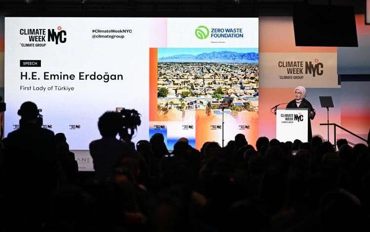 <p>"DOĞAYLA İLİŞKİMİZİ YENİDEN &Ouml;L&Ccedil;&Uuml; VE ADALET &Uuml;ZERİNE KURMALIYIZ"</p>

<p>&nbsp;</p>

<p>Emine Erdoğan, iklim değişikliğinin en başta insanın manevi ikliminin değişmesinin bir sonucu olduğuna işaret ederek, s&ouml;zlerini ş&ouml;yle s&uuml;rd&uuml;rd&uuml;.</p>

<p>&nbsp;</p>
