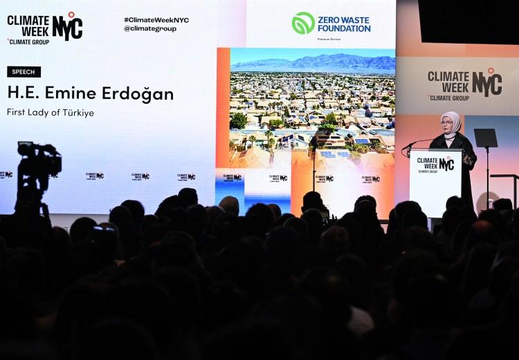<p>Bu yaklaşımın, devletlerin ve şirketlerin sorumluluğunu azaltmayacağını, bilakis b&uuml;y&uuml;t&uuml;p tarif edeceğini bildiren Emine Erdoğan, "İnsanların doğru tercihini kolaylaştıracak altyapıyı kurmak, &uuml;r&uuml;nleri daha uzun &ouml;m&uuml;rl&uuml;, onarılabilir ve yeniden kullanılabilir bi&ccedil;imde tasarlamak, d&ouml;ng&uuml;sel &uuml;retimi m&uuml;mk&uuml;n kılacak teknolojileri geliştirmek ve bunlar i&ccedil;in uluslararası işbirliği tesis etmek, bizlerin ortak sorumluluğudur. İşte bu sebeple Sıfır Atık hareketinin yerelden k&uuml;resele uzanan yolculuğunu son derece kıymetli buluyorum." ifadelerini kullandı.&nbsp;</p>

<p>&nbsp;</p>
