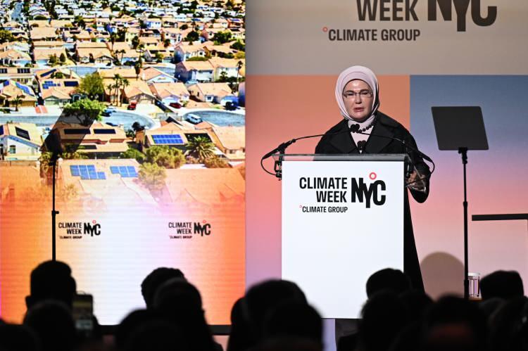 <p>&ldquo;Hİ&Ccedil;BİR HEDEF, TEK BAŞINA YETERLİ; Hİ&Ccedil;BİR TEKNOLOJİ, TEK BAŞINA &Ccedil;&Ouml;Z&Uuml;M OLMAYACAKTIR&rdquo;</p>

<p>&nbsp;</p>

<p>BM Genel Kurulu'na 2022'de sundukları Sıfır Atık kararının, geniş bir uluslararası destekle kabul edildiğini, 30 Mart'ın Uluslararası Sıfır Atık G&uuml;n&uuml; ilan edildiğini, kendisinin başkanlığını y&uuml;r&uuml;tt&uuml;ğ&uuml; BM Sıfır Atık Y&uuml;ksek D&uuml;zeyli Şahsiyetler Danışma Kurulu'nun kurulduğunu anımsatan Emine Erdoğan, "Kasım ayında, T&uuml;rkiye'de ev sahipliği yapacağımız COP31'de de, Sıfır Atık yaklaşımının, iklim eyleminin g&uuml;&ccedil;l&uuml; ara&ccedil;larından biri olarak ele alınmasını &ccedil;ok &ouml;nemsiyoruz." diye konuştu.&nbsp;</p>
