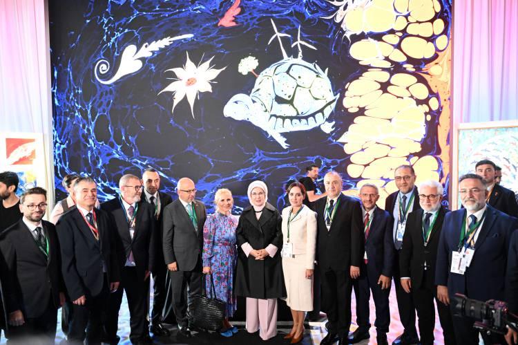 <p>Emine Erdoğan, New York İklim Haftası'nın a&ccedil;ılışında Sıfır Atık'ı konuşuyor olmalarının, bu ortak arayışın ve giderek b&uuml;y&uuml;yen k&uuml;resel sahiplenmenin anlamlı bir g&ouml;stergesi olduğunu dile getirerek, s&ouml;zlerine ş&ouml;yle devam etti:</p>

<p>&nbsp;</p>

<p>"Ben bu konuşmayı yaparken New York'ta onlarca ton atık &uuml;retildi. İstanbul'da da, d&uuml;nyanın pek &ccedil;ok şehrinde de durum farklı değil. Şu bir ger&ccedil;ek ki geleceğin &ccedil;&ouml;z&uuml;mlerini konuşurken bug&uuml;n&uuml;n sorunlarını &uuml;reten alışkanlıklarımızı s&uuml;rd&uuml;rd&uuml;ğ&uuml;m&uuml;z m&uuml;ddet&ccedil;e hi&ccedil;bir hedef, tek başına yeterli; hi&ccedil;bir teknoloji, tek başına &ccedil;&ouml;z&uuml;m olamayacaktır. Bu buluşmanın ger&ccedil;ek değerini de burada s&ouml;ylediklerimizden &ccedil;ok buradan ayrıldıktan sonra neyi farklı yapacağımız belirleyecektir. New York İklim Haftası'nın, yeni fikirlerle birlikte yeni alışkanlıklara, ortak sorumluluklarla birlikte ortak eyleme vesile olmasını diliyorum."</p>
