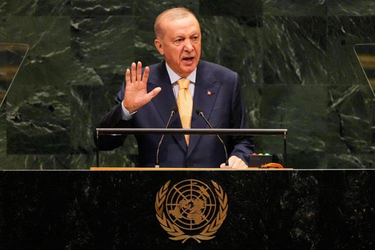 <p><span style="color:#B22222"><strong>ERDOĞAN: D&Uuml;NYANIN EN B&Uuml;Y&Uuml;K &Ccedil;OCUK</strong> <strong>MEZARLIĞI</strong></span></p>

<p>&nbsp;</p>

<p>Soykırım su&ccedil;lamalarını defalarca reddeden, askeri harekatlarının Hamas&rsquo;a y&ouml;nelik ger&ccedil;ekleştirdiğini iddia eden, sivil b&ouml;lgeleri hedef almadığı yalanına sadece kendisi inanan İsrail&rsquo;in soykırımlarına y&ouml;nelik en sert eleştiri Cumhurbaşkanı Recep Tayyip Erdoğan&rsquo;dan geldi.</p>

<p>&nbsp;</p>

<p>Erdoğan, Gazze&rsquo;yi <span style="color:#B22222"><strong><em>"D&uuml;nyanın en b&uuml;y&uuml;k &ccedil;ocuk mezarlığı"</em></strong></span> olarak nitelendirdi. Ter&ouml;r devletinin saldırılarına sessiz kalmayan Erdoğan, yaşanan vahşeti <span style="color:#B22222"><strong><em>"&Ccedil;ağımızın en insanlık dışı, en utan&ccedil; verici toplama kampı"</em></strong> </span>olarak adlandırdı. Liderliğiyle d&uuml;nyaya y&ouml;n veren Cumhurbaşkanı Erdoğan, katil İsrail&rsquo;e y&ouml;nelik uluslararası baskının artırılması &ccedil;ağrısında bulundu.</p>
