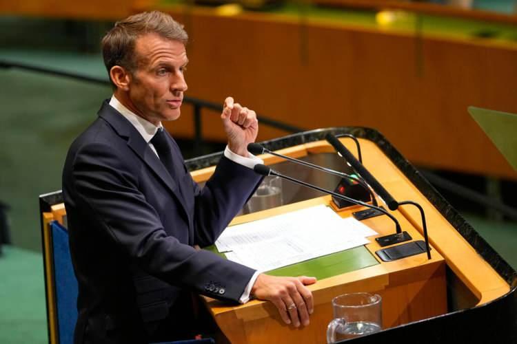 <p><span style="color:#B22222"><strong>MACRON: SADECE İZLEYECEK MİYİZ?</strong></span></p>

<p>&nbsp;</p>

<p>Fransa Cumhurbaşkanı Emmanuel Macron BM Genel Kurulu&rsquo;ndaki konuşmasında Gazze yaşanan insanlık dışı dramı serf ifadelerle eleştirdi. Hamas&rsquo;ın Batı Şeria&rsquo;da faaliyet g&ouml;stermediğini ifade eden Macron, Batı Şeria&rsquo;da İsraillilere y&ouml;nelik saldırılar ger&ccedil;ekleştirilmediği ve yerel altyapısının korunması gerektiğini s&ouml;yledi.</p>

<p>&nbsp;</p>

<p>Macron, Netanyahu&rsquo;nun s&ouml;zde barış ilanları hakkında, <span style="color:#B22222"><strong><em>"Hepimizi utandırması gereken bir g&ouml;steriyi sadece kenarda durup mu izliyoruz?"</em></strong></span> dedi. Ayrıca komşu &uuml;lkelerin egemenliğini de ihlal eden İsrail hakkında <span style="color:#B22222"><strong><em>"bug&uuml;n ve gelecekte g&uuml;venliğini zayıflattığını"</em></strong></span> ifade etti.</p>
