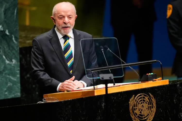 <p><span style="color:#B22222"><strong>LULA DA SILVA: KADIN VE &Ccedil;OCUK SOYKIRIMI</strong></span></p>

<p>&nbsp;</p>

<p>G&uuml;ney Amerika'dan y&uuml;kselen ses de siyonist rejimi k&ouml;şeye sıkıştırdı. Brezilya Cumhurbaşkanı Lula da Silva da İsrail'i &ouml;zellikle sert ifadelerle su&ccedil;layarak, Netanyahu h&uuml;k&uuml;metinin Gazze'de ger&ccedil;ekleştirdiği <span style="color:#B22222"><strong><em>"kadın ve &ccedil;ocuk soykırımı"</em></strong></span> olarak adlandırdığı olayların acısını ve travmasını <span style="color:#B22222"><strong><em>"nesiller boyu Filistinlilerin"</em></strong></span> taşıyacağını s&ouml;yledi.</p>
