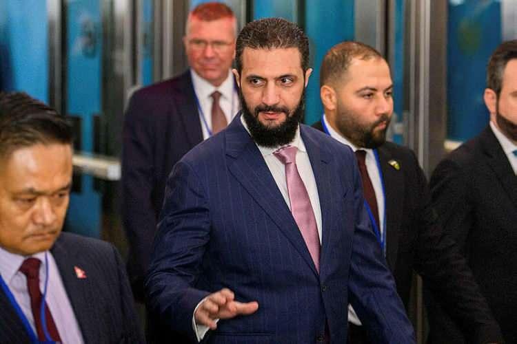 <p><span style="color:#B22222"><strong>ŞARA: SORUN İSRAİL&rsquo;DE</strong></span></p>

<p>&nbsp;</p>

<p>Suriye Cumhurbaşkanı Ahmed el-Şara ise tek bir tarihi olayın t&uuml;m bir &uuml;lkenin politikasını belirleyemeyeceğini savundu. 7 Ekim'in İsrail'in Suriye'ye y&ouml;nelik yaklaşımını belirlememesi gerektiğini s&ouml;yleyen yetkili, b&ouml;yle bir politikanın yeni g&uuml;venlik tehditleri yaratacağı konusunda uyardı. <span style="color:#B22222"><strong><em>"Kendi g&uuml;venliğinizi korumak istiyorsanız, başkalarının g&uuml;venliğine de saygı duymalısınız"</em></strong></span> dedi.</p>

<p>&nbsp;</p>

<p>Şara, İsrail'i mevcut sorunları &ccedil;&ouml;zmek yerine kendi etrafında yeni sorunlara neden olmakla ifade etti ve İsrail'in Suriye i&ccedil;indeki saldırılarını ve askeri faaliyetlerini eleştirdi. Suriye'nin ABD, İngiltere, K&ouml;rfez &uuml;lkeleri, Irak ve L&uuml;bnan ile gelişen ilişkilerini, İsrail ile olan ilişkisiyle karşılaştırdı. <span style="color:#B22222"><strong><em>"Bence sorun Suriye'de değil, İsrail'de"</em></strong></span> dedi.</p>
