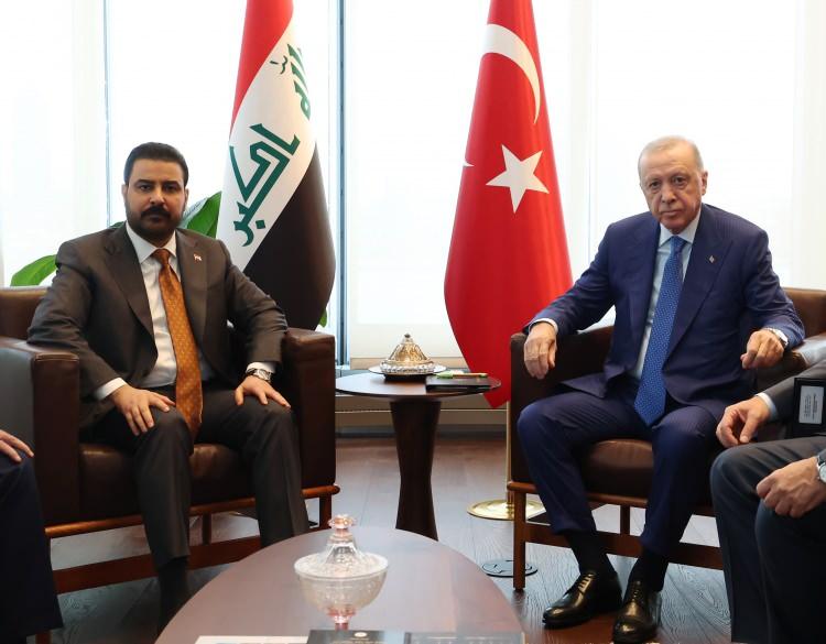 <p><span style="color:#FF0000"><strong>T&Uuml;RKİYE VE IRAK'TAN ORTAK A&Ccedil;IKLAMA</strong></span></p>

<p><strong>T&uuml;rkiye, Musul yakınlarındaki Başika-Zilkan askeri yerleşkesini kademeli olarak Irak h&uuml;k&uuml;metine teslim edecek; Sincar&rsquo;da silahlı unsurların varlığına son verilecek, devlet otoritesi sağlanacak.</strong></p>

<p>&nbsp;</p>

<p>Erdoğan ile&nbsp; Zeydi'nin g&ouml;r&uuml;şmesinin ardından şu ortak a&ccedil;ıklama yapıldı:</p>

<p>&nbsp;</p>

<p>"T&uuml;rkiye ve Irak makamlarının iki &uuml;lke arasındaki stratejik ilişkileri t&uuml;m ve&ccedil;heleriyle ele aldıkları g&ouml;r&uuml;şmelerde, taraflar g&uuml;venlik alanında iş birliğini derinleştirme konusunda mutabık kalmış; bu &ccedil;er&ccedil;evede Sincar'da devlet otoritesinin b&uuml;t&uuml;n&uuml;yle tesisi ve yasaklı yabancı silahlı unsurların varlığına son verilmesi konusunda anlaşmışlardır. Irak'ın bu g&uuml;venlik uygulamalarının kaydettiği ilerleme &ccedil;er&ccedil;evesinde; kararlaştırılan mekanizma ve zaman &ccedil;izelgesi doğrultusunda, T&uuml;rk kuvvetleri Başika-Zilkan yerleşkesini Irak Federal H&uuml;k&uuml;metine kademeli olarak teslim edecektir.</p>

<p>&nbsp;</p>

<p>Taraflar ayrıca, ikili ticaret ve yatırım hacminin genişletilmesi, imzalanan anlaşmaların derhal uygulamaya konulması ve başta Kalkınma Yolu Projesi olmak &uuml;zere ortak stratejik projelerin hızlandırılması hususlarında g&ouml;r&uuml;ş birliğine varmışlardır."</p>
