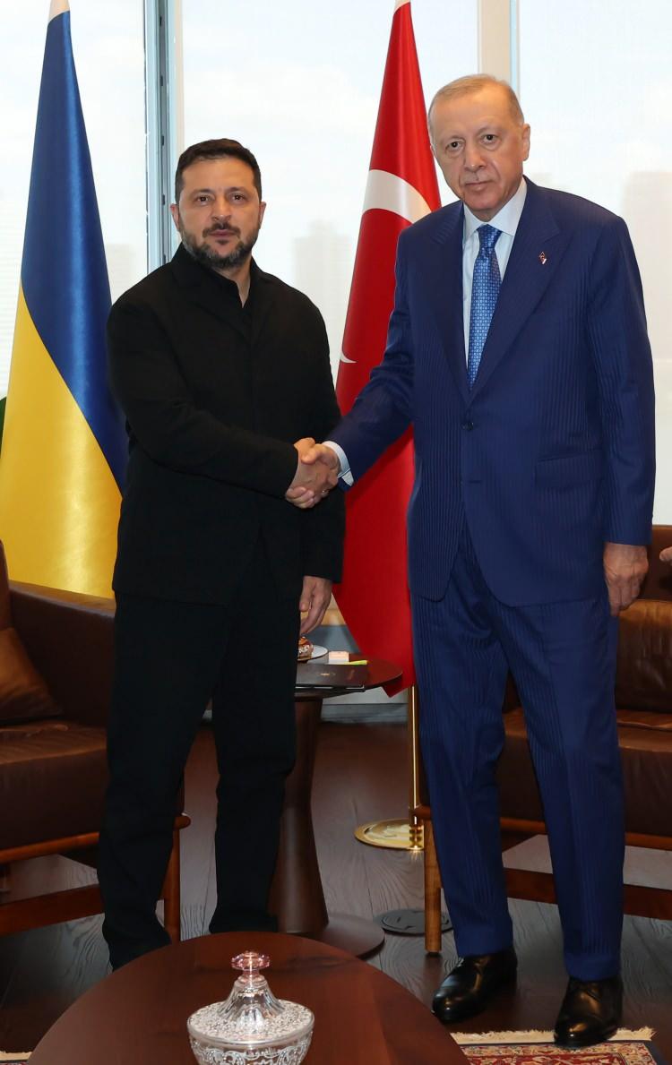 <p><span style="color:#FF0000"><strong>ZELENSKİY: T&Uuml;RKİYE İLE TİCARET ANLAŞMASI İMZALADIK</strong></span></p>

<p>&nbsp;</p>

<p>Cumhurbaşkanı Erdoğan, ABD ziyaretinin son g&uuml;n&uuml;ndeki ikili temasları kapsamında New York'ta T&uuml;rkevi'nde Ukrayna Başbakanı Vladimir Zelenskiy'i kabul etti. G&ouml;r&uuml;şmede iki &uuml;lke arasındaki ilişkilerin yanı sıra b&ouml;lgesel ve k&uuml;resel gelişmelerin yanı sıra Rusya-Ukrayna Savaşı ele alındı.</p>
