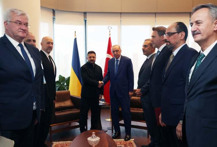 <p>Zelenskiy, yaklaşık yarım saat s&uuml;ren g&ouml;r&uuml;şmenin ardından basın a&ccedil;ıklaması yaptı. Zelenskiy, T&uuml;rkiye ile serbest ticaret anlaşması imzalandığını s&ouml;yledi. Zelenskiy, "Anlaşma konusu bir s&uuml;re &ouml;nce g&uuml;ndeme gelmişti. Bunu g&ouml;r&uuml;şt&uuml;k. Bu, h&uuml;k&uuml;metim d&ouml;nemindeki ilk g&ouml;r&uuml;şmeydi. Birka&ccedil; yıl &ouml;nce b&ouml;yle anlaşmalar yapmaya karar vermiştik. &Uuml;lkelerimiz arasındaki ticaret hacmini 1 milyar dolardan 10 milyar dolara &ccedil;ıkarmaya karar verdik. Bu konuda olduk&ccedil;a iyi sonu&ccedil;lar elde ettik." ifadelerini kullandı. G&ouml;r&uuml;ş&uuml;len diğer konunun m&uuml;zakere olduğunu s&ouml;yleyen Zelenskiy, "G&ouml;r&uuml;şt&uuml;ğ&uuml;m&uuml;z ikinci konu ise m&uuml;zakerelerdi. Biz m&uuml;zakerelere son derece a&ccedil;ığız. Cumhurbaşkanı Erdoğan, barış m&uuml;zakereleri i&ccedil;in ikili bir g&ouml;r&uuml;şmeye ev sahipliği yapmaya hazır olduğunu s&ouml;yledi. Ben de Cumhurbaşkanı Erdoğan b&ouml;yle bir g&ouml;r&uuml;şme d&uuml;zenlerse bu fikri destekleyeceğimizi s&ouml;yledim. Cumhurbaşkanı Erdoğan ile iyi ilişkilerimiz olduğunu her zaman ifade ettik. Dolayısıyla b&ouml;yle bir zirve d&uuml;zenlenirse katılmaya hazırız. B&ouml;yle bir zirve barışın sağlanmasına katkıda bulunabilecekse elbette katılırız. Ayrıca g&uuml;venlik konularını da g&ouml;r&uuml;şt&uuml;k. &Ccedil;ok g&uuml;&ccedil;l&uuml; bir ortaklık potansiyeli g&ouml;r&uuml;yoruz. Bazı askeri konular da son derece &ouml;nemliydi." dedi.</p>
