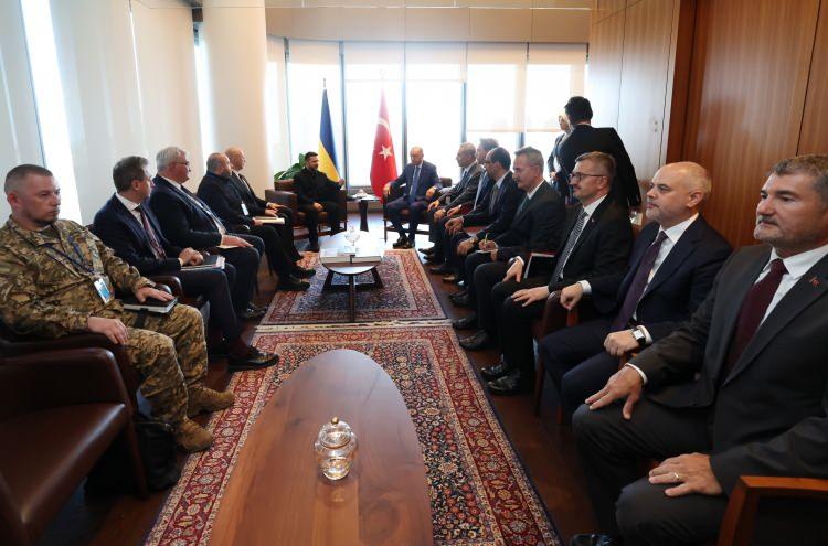 <p>Basına kapalı g&ouml;r&uuml;şmede, Dışişleri Bakanı Hakan Fidan, Enerji ve Tabii Kaynaklar Bakanı Alparslan Bayraktar, MİT Başkanı İbrahim Kalın, Cumhurbaşkanlığı İletişim Başkanı Burhanettin Duran, Cumhurbaşkanı Dış Politika ve G&uuml;venlik Başdanışmanı Akif &Ccedil;ağatay Kılı&ccedil;, Cumhurbaşkanlığı Savunma Sanayii Başkanı Haluk G&ouml;rg&uuml;n ile Cumhurbaşkanlığı G&uuml;venlik ve Dış Politikalar Kurulu Başkanvekili B&uuml;y&uuml;kel&ccedil;i &Ccedil;ağrı Erhan da yer aldı.</p>
