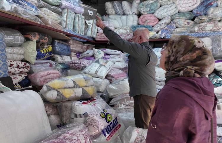 <p>Al'ın iddiasına g&ouml;re g&ouml;revli, bankaya gelmesine gerek olmadığını belirterek POS cihazının arkasındaki seri numarasını istedi.&nbsp;</p>

<p>&nbsp;</p>

<p>Telefonda g&ouml;r&uuml;şt&uuml;ğ&uuml; g&ouml;revli, seri numarasını aldığını belirterek Ahmet Al'a işlemlerin başlatıldığını ve g&uuml;n i&ccedil;erisinde genel m&uuml;d&uuml;rl&uuml;kten aranacağını s&ouml;yledi.</p>
