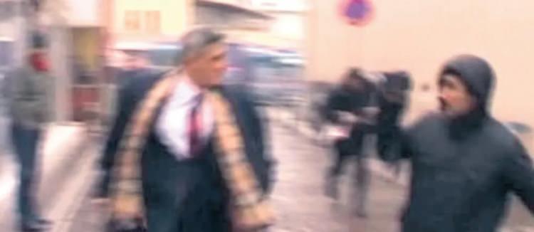 <p>MİT g&ouml;revlisi Kozinoğlu'nun adliyedeki koşuşturma videosunu &ccedil;eken tek kişi Cihan Haber Ajansı muhabiri Osman Arslan tutuklandı. FET&Ouml;'c&uuml; savcıları tanıdığını kabul eden Arslan'ın ifadesi &ouml;rg&uuml;t&uuml;n yargı ve medya ayağının Kozinoğlu'nu nasıl hedef aldığını ortaya koydu.</p>

<p>&nbsp;</p>
