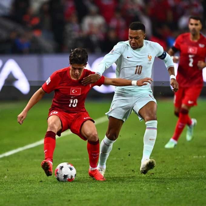 <p>Kocaeli Stadı'nda oynanan ve ilk yarısı gols&uuml;z eşitlikle sona eren ma&ccedil;ta T&uuml;rkiye, Fransa'ya Kylian Mbappe'nin attığı golle 1-0 yenildi.</p>

