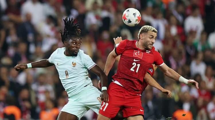 <p><strong>Football Meets Data'nın</strong> yaptığı analizde gruplardaki olası sonu&ccedil;lar ile birlikte takımların &ccedil;eyrek finale y&uuml;kselme ve ligler arasındaki y&uuml;kselme-d&uuml;şme ihtimalleri de hesaplandı.</p>
