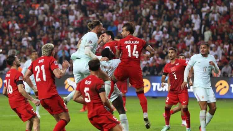 <p>T&uuml;rkiye ile birlikte <strong>Hırvatistan, Yunanistan ve Sırbistan'ın</strong> da A Ligi'nde kalmak i&ccedil;in play-off oynayabilecek takımlar arasında yer aldığı aktarıldı.</p>

