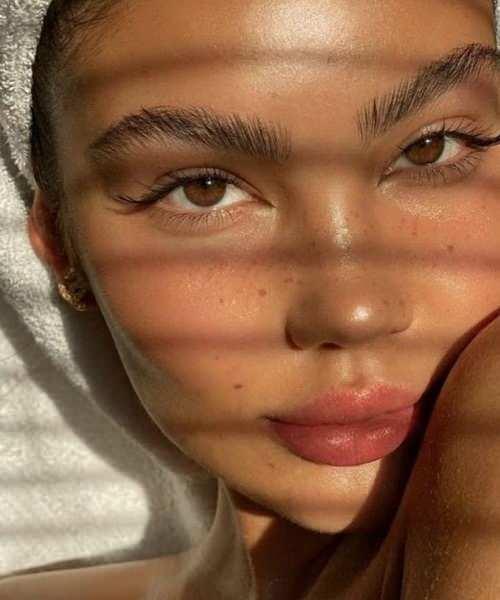 <p><strong>Dermatoloji uzmanları g&uuml;neş maruziyetinden sigaraya, yanlış cilt bakımından dengesiz beslenmeye kadar pek &ccedil;ok fakt&ouml;r&uuml;n cilt sağlığını olumsuz etkileyebileceğine dikkat &ccedil;ekti.</strong></p>
