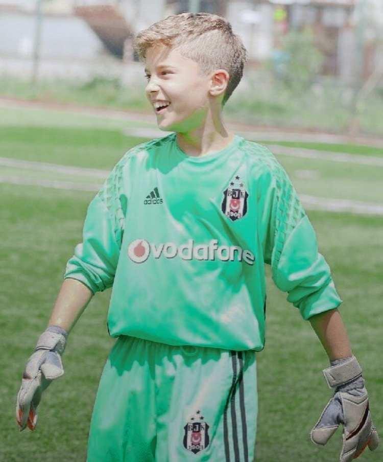 <p><span style="color:#B22222"><strong>OYUNCULUK KADAR FUTBOL DA HAYATINDAYDI</strong></span></p>
