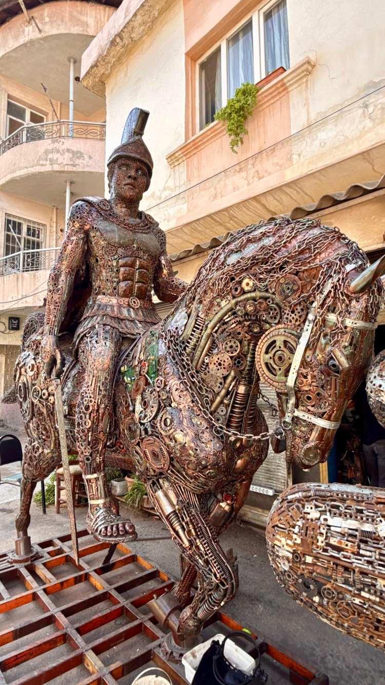 <p><span style="color:#A52A2A"><strong>2,5 TON AĞIRLIĞINDA&nbsp;</strong></span></p>

<p>&nbsp;</p>

<p>2,5 ton ağırlığındaki heykel, B&uuml;y&uuml;k İskender'in milattan &ouml;nce 333 yılında Pers Kralı III. Darius'u yendiği İssos Savaşı'nın ardından o d&ouml;nem Alexandreia adını vererek kurduğu İskenderun il&ccedil;esinde sergilenmeye hazır hale getirildi.</p>
