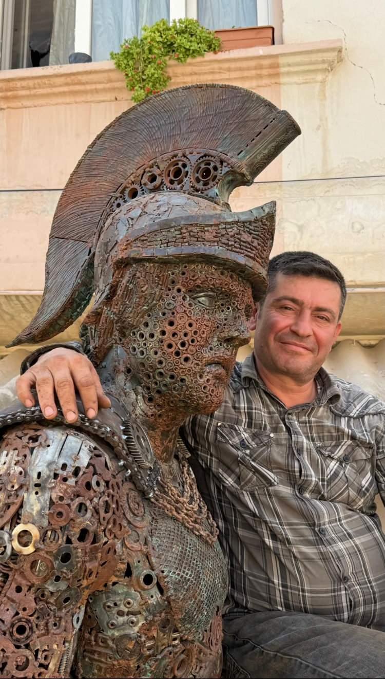 <p><span style="color:#A52A2A"><strong>EN UĞRAŞTIRAN KISIM Y&Uuml;Z&Uuml; OLDU</strong></span></p>

<p>&nbsp;</p>

<p>Heykelin yapılış s&uuml;recine dair konuşan Altınorak, şunları s&ouml;yledi:&nbsp;</p>

<p>&nbsp;</p>

<p><strong><em>"Buna bağlı olarak tarihte, &ouml;rneğin İskender&rsquo;in kullandığı kılıcın boyutunu ve B&uuml;y&uuml;k İskender&rsquo;in kendi ger&ccedil;ek &ouml;l&ccedil;&uuml;lerini dikkate alarak anıtsal bir heykele nasıl d&ouml;n&uuml;şt&uuml;r&uuml;l&uuml;r, ona orantılı olarak o şekilde b&uuml;y&uuml;tt&uuml;m.</em></strong></p>
