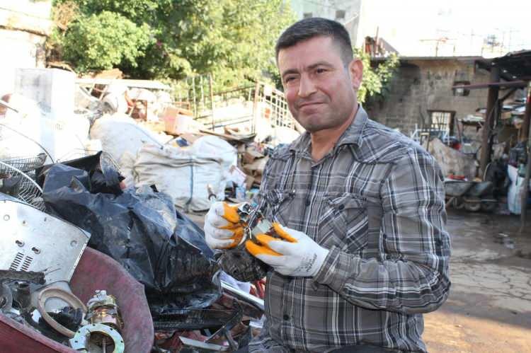 <p>Hatay'ın Reyhanlı il&ccedil;esinde geri d&ouml;n&uuml;ş&uuml;m ve heykel sanat&ccedil;ısı <span style="color:#A52A2A"><strong><em>Mervan Altınorak,</em></strong></span> 50 bin par&ccedil;a metal ve elektronik atık kullanarak B&uuml;y&uuml;k İskender ve mitolojideki efsanevi atı Bukefalos'un heykelini yaptı.<span style="color:#A52A2A"><strong><em> İşte 8 ayda ortaya &ccedil;ıkan 2,5 tonluk o eser...</em></strong></span></p>
