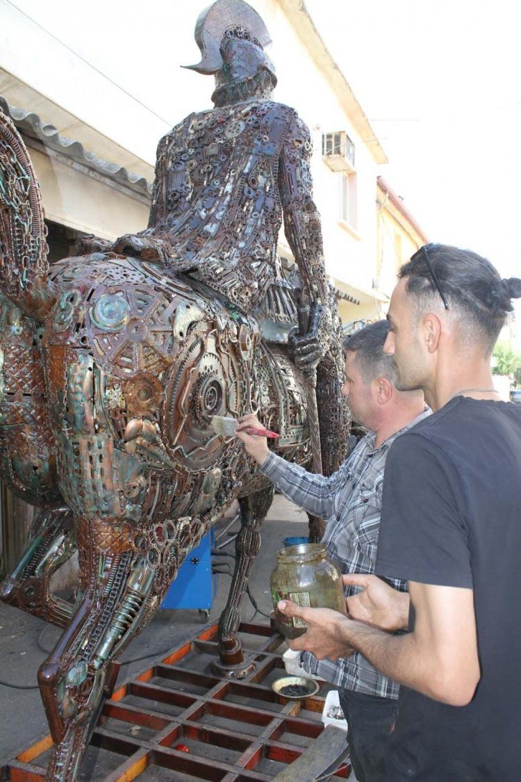 <p><strong><em>Aslına uygun olması i&ccedil;in yoldan ge&ccedil;en atları durdurarak anatomilerini inceledim."</em></strong></p>
