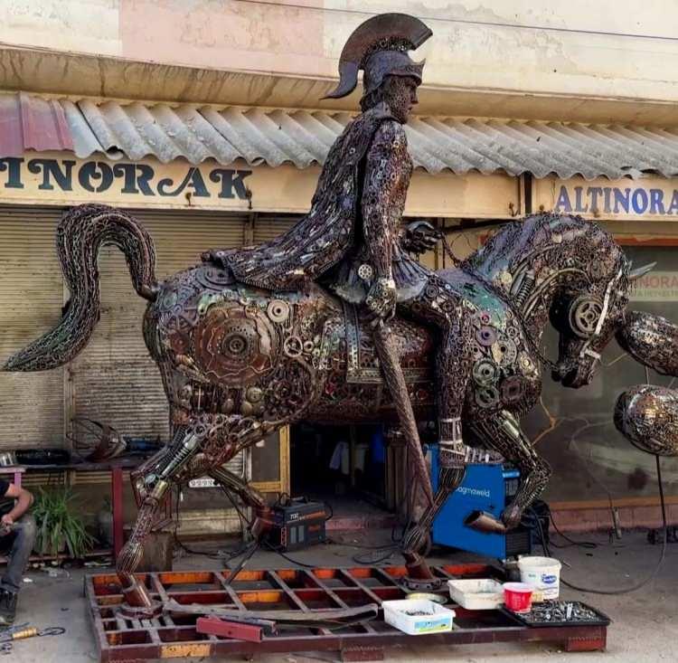 <p>İl&ccedil;ede atık par&ccedil;aları geri d&ouml;n&uuml;şt&uuml;rerek sanat eserlerine &ccedil;eviren heykeltıraş Mervan Altınorak, 50 bin par&ccedil;a metal ve elektronik atık kullanarak B&uuml;y&uuml;k İskender ve mitolojideki efsanevi atı Bukefalos'un heykelini yaptı.&nbsp;</p>
