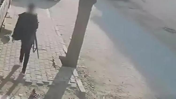 <p>Manisa'nın Turgutlu il&ccedil;esinde İnci &Uuml;zmez Mesleki ve Teknik Anadolu Lisesi yakınlarında meydana gelen silahlı saldırıya ilişkin soruşturma s&uuml;r&uuml;yor. Saldırıda 11 &ouml;ğrenci yaralanırken, ş&uuml;pheli 15 yaşındaki H.O.'nun olay &ouml;ncesi ve sonrasına ilişkin yeni ayrıntılara ulaşıldı.</p>

<p>&nbsp;</p>

<p>&nbsp;</p>
