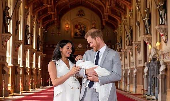 <p>Sussex D&uuml;k&uuml; Prens Harry ve eşi Meghan Markle, Kraliyet ailesindeki g&ouml;revlerini bırakıp ABD'ye yerleşmelerinden altı yıl sonra &ccedil;ocukları Archie ve Lilibet ile İngiltere'ye d&ouml;nd&uuml;.&nbsp;</p>
